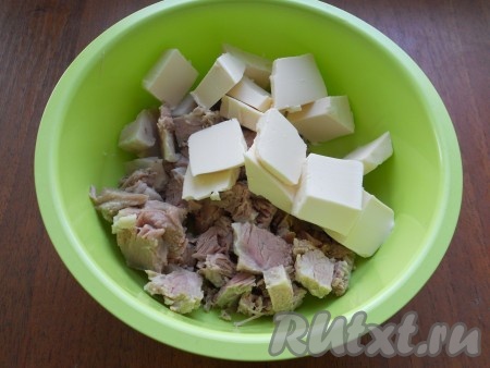 Теплое вареное мясо нарезать небольшими кусочками, добавить нарезанный плавленый сырок.
