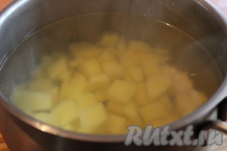 В кастрюлю подходящего размера влить воду, поставить на огонь. Довести воду до кипения. После закипания воды поместить в кастрюлю картофель.
