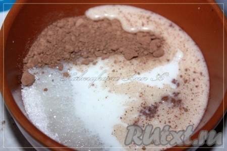 Для того чтобы украсить пирожные, Вы можете использовать растопленный шоколад или сделать глазурь. Для приготовления глазури смешать какао, молоко и сахар, поставить нагревать на водяную баню.
