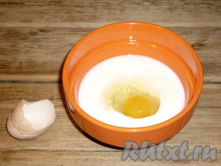 В кефир добавить соль, мёд, сахар и яйцо, хорошо перемешать венчиком до однородной массы.