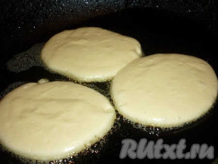 Сковороду разогреть с небольшим количеством растительного масла. Столовой ложкой на разогретую сковороду выкладывать тесто и жарить на среднем огне, чтобы оладушки успели пропечься, примерно, по 2-3 минуты с каждой стороны.