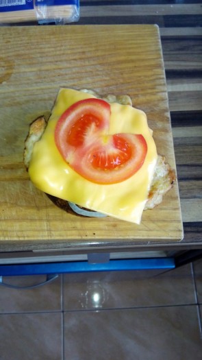 На сыр кладем кусочки помидорки.

