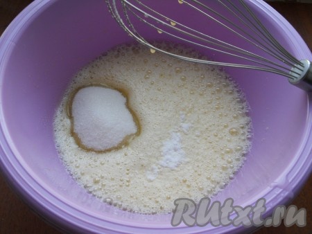 Добавить к яйцам соль, взбить венчиком до пышной пены. К яйцам добавить жидкий мед, всыпать сахар и ванилин. Тщательно перемешать.
