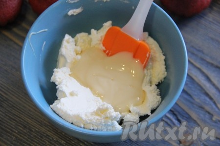 К творожному сыру добавить сгущённое молоко. 

