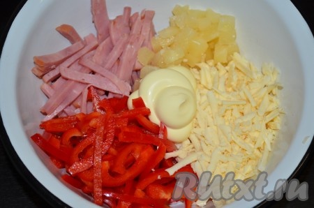 Сложить ананасы, сыр, сладкий перец и ветчину в миску, посолить и поперчить по желанию, добавить майонез, перемешать салат.
