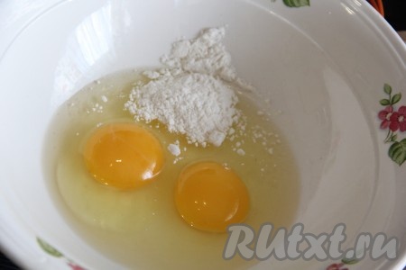 Соединить яйцо с мукой и солью.