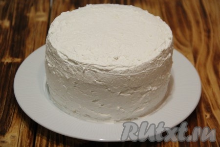 Обмазать верх и бока торта кремом. Поставить торт в холодильник на ночь.