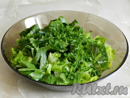 Зелень и листья салата нарезать, сложить в миску. 