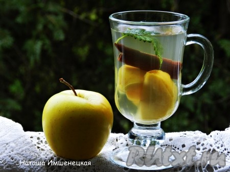 Вкусный, ароматный, приятно освежающий компот, приготовленный с яблоками и имбирём, можно подавать и тёплым, и полностью остывшим. В остывший напиток можно добавить кубики льда.