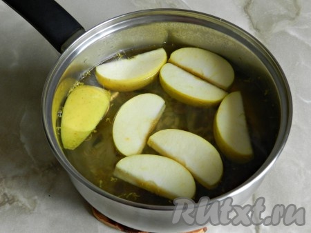 В закипевшую воду добавить яблоки, 1 столовую ложку сахара и имбирь, снова довести до кипения, накрыть крышкой, уменьшить огонь до минимума и варить компот 5 минут. В процессе варки попробовать на вкус, если нужно, добавить ещё немного сахара.