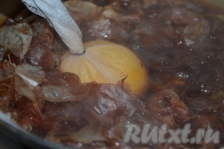 Яйцо в марле выложить в кипящую воду и варить до желаемого состояния желтка.