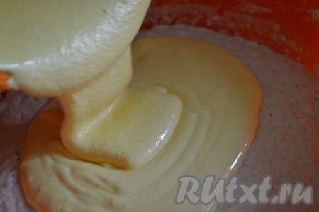 Взбить яичные желтки с ванилином и оставшимся сахаром в однородную густую массу и добавить в подошедшую опару, перемешать. Добавить сметану, растопленное сливочное масло, растительное масло и соль, перемешать.
