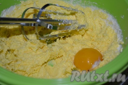 В сахарно-масляную смесь начать по одному добавлять яичные желтки, непрерывно взбивая.
