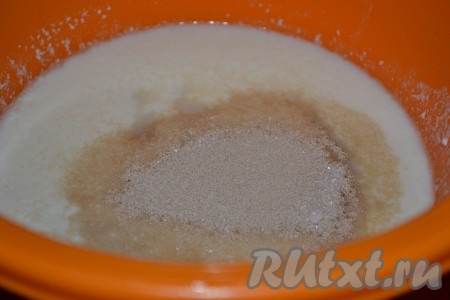 В тёплом молоке растворить дрожжи и сахар, добавить 2 столовые ложки муки, перемешать опару.
