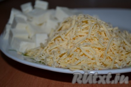 Нарезать козий сыр кубиками, а твердый сыр натереть на средней терке.
