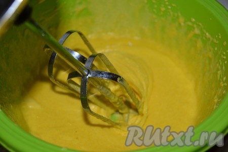 Взбить желтки с оставшимся сахаром, ванилином и растаявшим сливочным маслом в густую однородную массу.