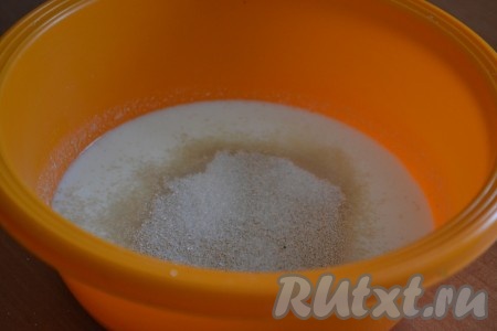 Растворить в теплом молоке сухие дрожжи, одну чайную ложку сахара и две чайные ложки муки. Поставить опару в теплое место на 20 минут.
