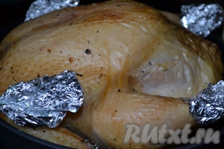 Низ куриных ножек и крылышки, чтобы не пригорели, можно завернуть в фольгу. Отправить курицу, фаршированную гречкой и грибами, в духовку, разогретую до 180 градусов.