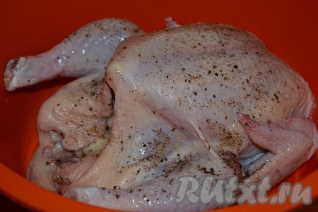 Курицу вымыть, обсушить, натереть солью и молотым перцем внутри и снаружи.