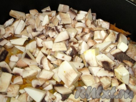 Выкладываем грибы в сковороду к овощам. Тушим овощи с шампиньонами до испарения жидкости.
