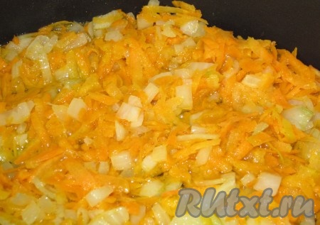 В разогретую сковороду выкладываем лук и морковь и обжариваем на растительном масле, помешивая, до мягкости овощей.
