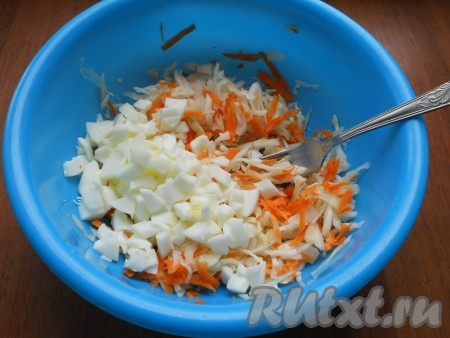 Вареные яйца очистить и отделить желтки от белков. Белки порубить и добавить в салат к капусте и моркови.
