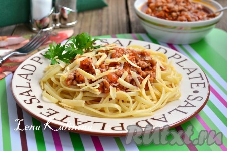 Спагетти выложить на тарелку, сверху - томатный соус с фаршем. Посыпать немного тертым сыром. Всё, спагетти с фаршем и томатной пастой готовы - вкуснейшее блюдо! 